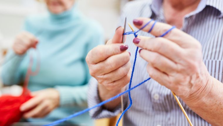 Hænder laver håndarbejde
